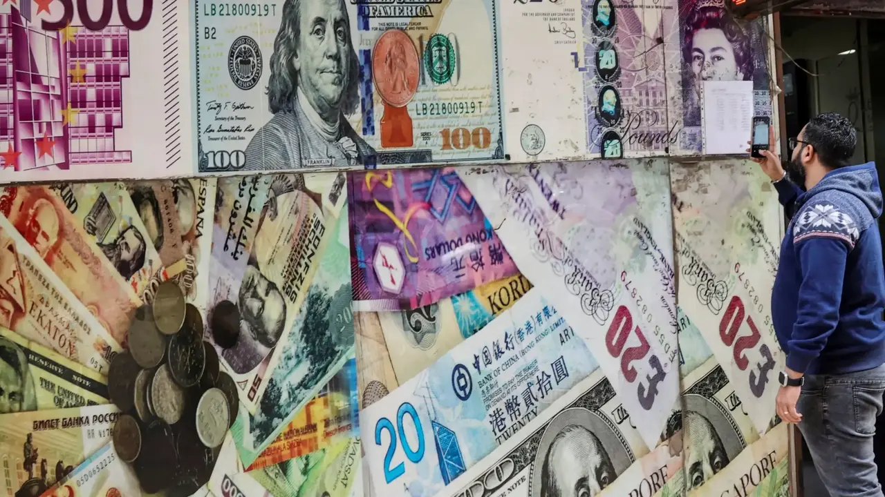 سعر الدولار مقابل الدينار العراقي يشهد تراجعًا محدودًا اليوم الخميس